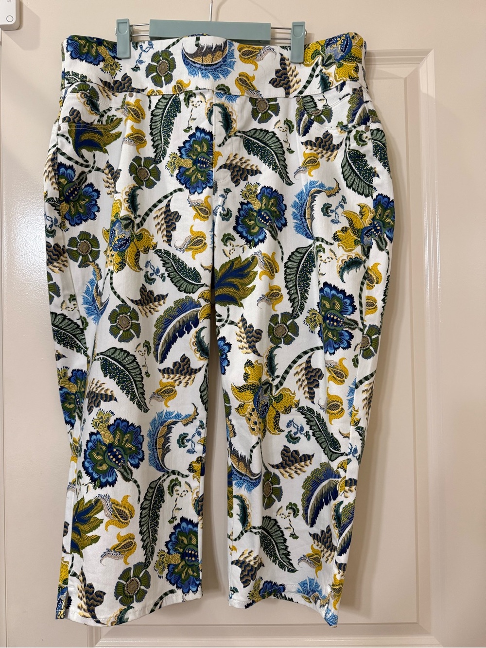 Chico's Women's Size 3 Perfect Straight Pull On Legging Capri Floral Print.